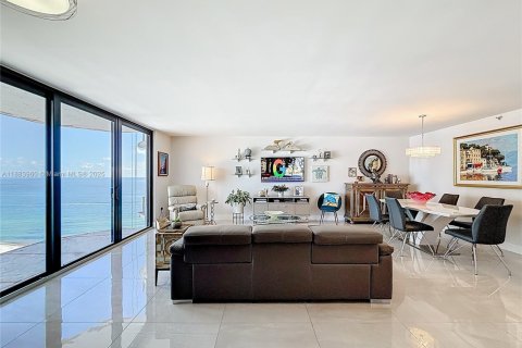 Condo in Miami Beach, Florida, 2 bedrooms  № 1937259 - photo 2