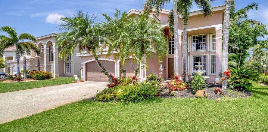 House in Miramar, Florida 5 bedrooms, 348.38 sq.m. № 1956997