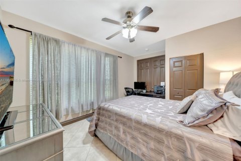 House in Miramar, Florida 5 bedrooms, 348.38 sq.m. № 1956997 - photo 11