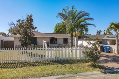 House in Saint Petersburg, Florida 3 bedrooms, 104.42 sq.m. № 2430734