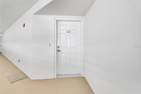 Condo in Daytona Beach Shores, Florida, 2 bedrooms  № 1880977 - photo 18