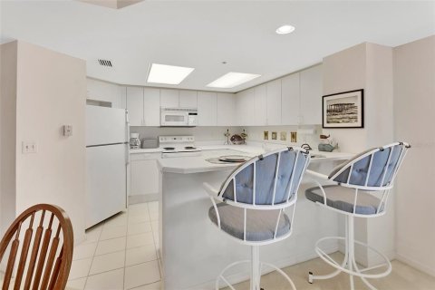 Condo in Daytona Beach Shores, Florida, 2 bedrooms  № 1880977 - photo 2