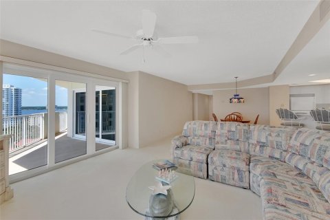 Condo in Daytona Beach Shores, Florida, 2 bedrooms  № 1880977 - photo 25