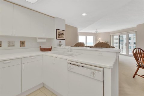 Condo in Daytona Beach Shores, Florida, 2 bedrooms  № 1880977 - photo 4