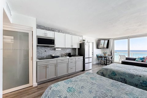 Condo in Sunny Isles Beach, Florida № 2088221 - photo 13