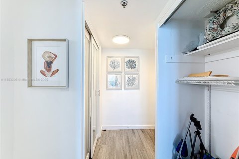 Condo in Sunny Isles Beach, Florida № 2088221 - photo 11