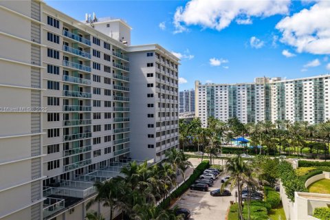 Condo in Sunny Isles Beach, Florida № 2088221 - photo 29