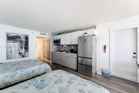Condo in Sunny Isles Beach, Florida № 2088221 - photo 19