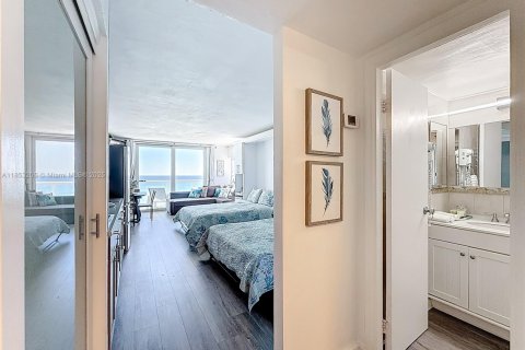 Condo in Sunny Isles Beach, Florida № 2088221 - photo 9