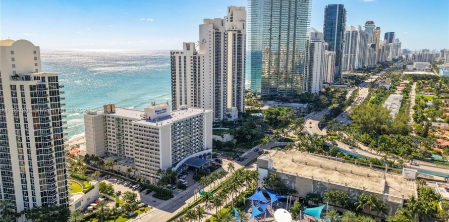 Studio in the Condo in Sunny Isles Beach, Florida № 2088221
