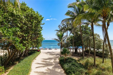 Condo in Sunny Isles Beach, Florida № 2088221 - photo 30