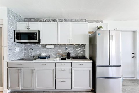 Condo in Sunny Isles Beach, Florida № 2088221 - photo 12
