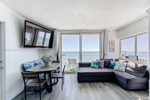 Condo in Sunny Isles Beach, Florida № 2088221 - photo 21