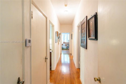 Casa en venta en Miami, Florida, 3 dormitorios, 229.84 m2 № 2010322 - foto 17