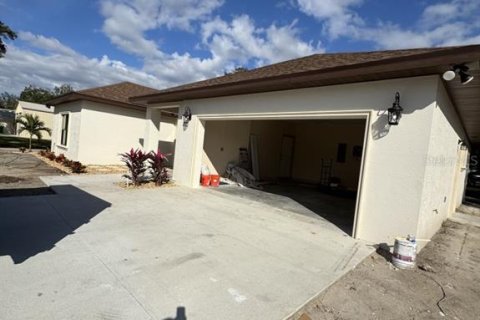 House in Okeechobee, Florida 4 bedrooms, 183.02 sq.m. № 2136205 - photo 4