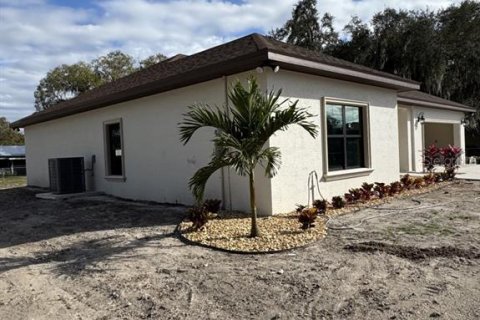 House in Okeechobee, Florida 4 bedrooms, 183.02 sq.m. № 2136205 - photo 7