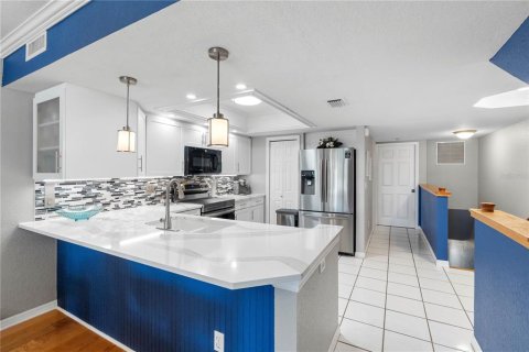 Townhouse in Seminole, Florida 4 bedrooms, 201.97 sq.m. № 2386617 - photo 14
