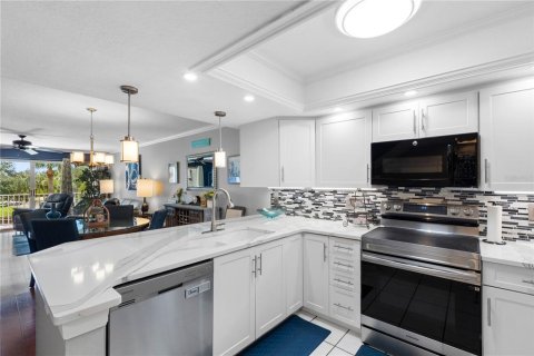 Townhouse in Seminole, Florida 4 bedrooms, 201.97 sq.m. № 2386617 - photo 13