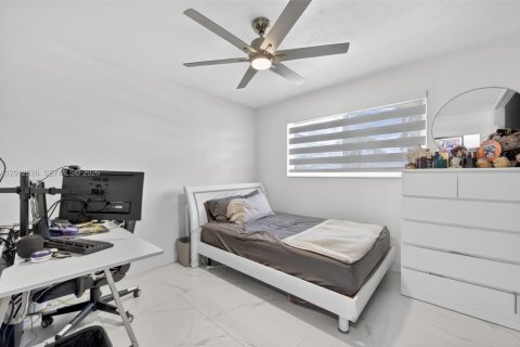 Villa ou maison à vendre à Miami, Floride: 5 chambres, 153.85 m2 № 2076124 - photo 15