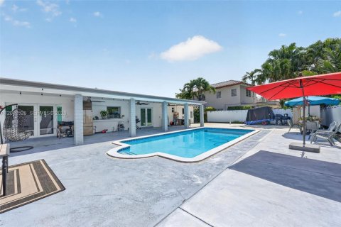 Villa ou maison à vendre à Miami, Floride: 5 chambres, 153.85 m2 № 2076124 - photo 3