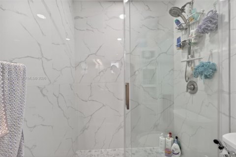 Villa ou maison à vendre à Miami, Floride: 5 chambres, 153.85 m2 № 2076124 - photo 25