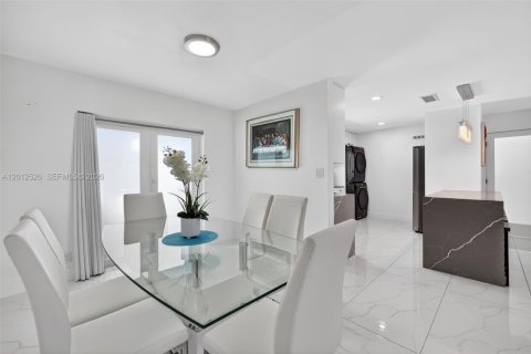 Villa ou maison à vendre à Miami, Floride: 5 chambres, 153.85 m2 № 2076124 - photo 9