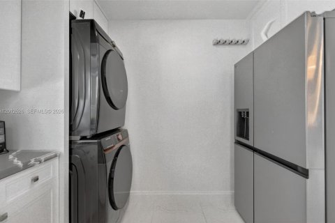 Villa ou maison à vendre à Miami, Floride: 5 chambres, 153.85 m2 № 2076124 - photo 12