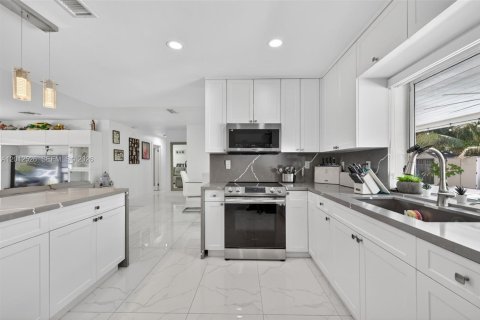 Villa ou maison à vendre à Miami, Floride: 5 chambres, 153.85 m2 № 2076124 - photo 2