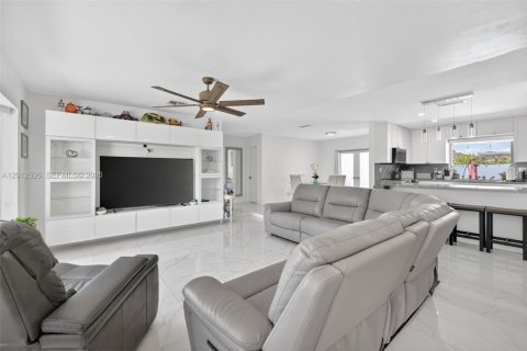 Villa ou maison à vendre à Miami, Floride: 5 chambres, 153.85 m2 № 2076124 - photo 4