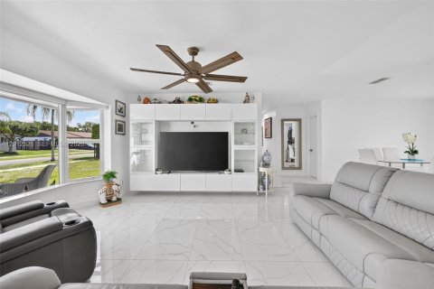 Villa ou maison à vendre à Miami, Floride: 5 chambres, 153.85 m2 № 2076124 - photo 5
