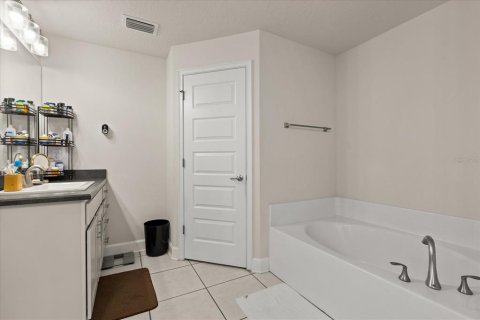 House in Leesburg, Florida 4 bedrooms, 236.81 sq.m. № 2098198 - photo 28