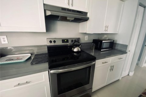 Снять в аренду кондоминиум в Пемброк-Пайнс, Флорида 2 спальни, 104.98м2, № 1956422 - фото 4