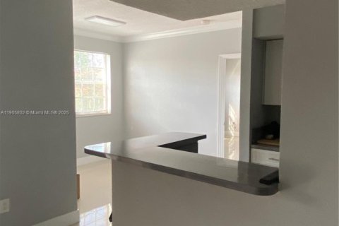 Снять в аренду кондоминиум в Пемброк-Пайнс, Флорида 2 спальни, 104.98м2, № 1956422 - фото 7