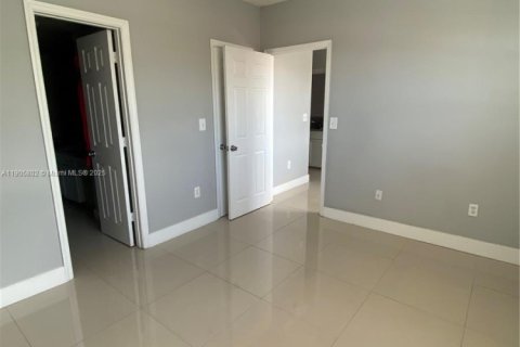 Снять в аренду кондоминиум в Пемброк-Пайнс, Флорида 2 спальни, 104.98м2, № 1956422 - фото 10