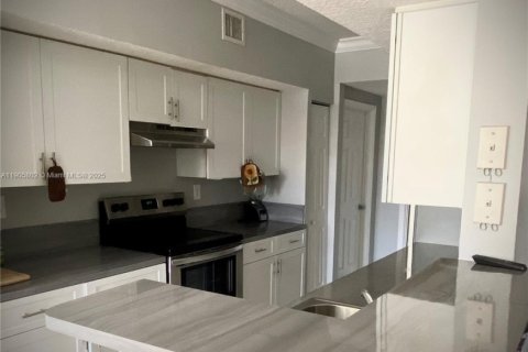 Снять в аренду кондоминиум в Пемброк-Пайнс, Флорида 2 спальни, 104.98м2, № 1956422 - фото 1