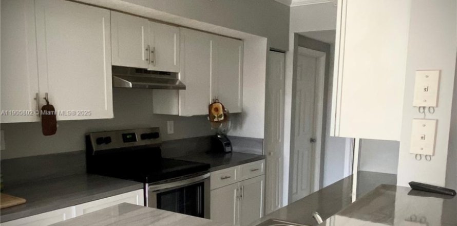 Кондоминиум с 2 спальнями в Пемброк-Пайнс, Флорида № 1956422