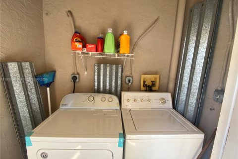 Снять в аренду кондоминиум в Пемброк-Пайнс, Флорида 2 спальни, 104.98м2, № 1956422 - фото 12