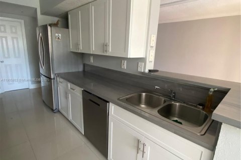 Снять в аренду кондоминиум в Пемброк-Пайнс, Флорида 2 спальни, 104.98м2, № 1956422 - фото 3