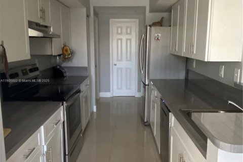 Снять в аренду кондоминиум в Пемброк-Пайнс, Флорида 2 спальни, 104.98м2, № 1956422 - фото 2