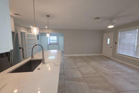 House in Margate, Florida 3 bedrooms, 138.05 sq.m. № 2431280 - photo 5