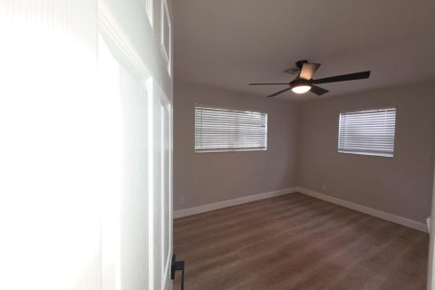 House in Margate, Florida 3 bedrooms, 138.05 sq.m. № 2431280 - photo 12