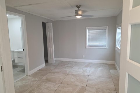 House in Margate, Florida 3 bedrooms, 138.05 sq.m. № 2431280 - photo 13