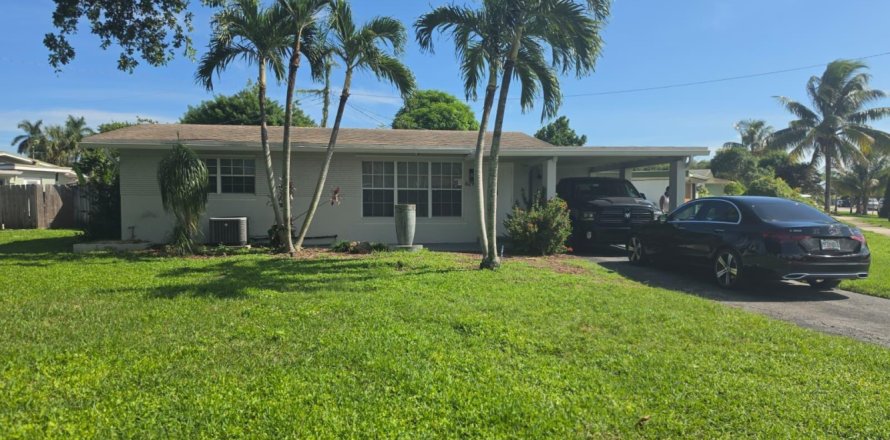House in Margate, Florida 3 bedrooms, 138.05 sq.m. № 2431280
