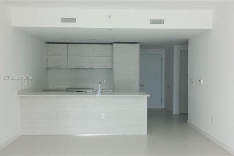 Condo in Miami, Florida, 1 bedroom  № 2026356 - photo 5