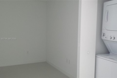 Condo in Miami, Florida, 1 bedroom  № 2026356 - photo 3