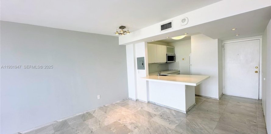 Кондоминиум с 1 спальней в Норт-Майами, Флорида № 1990485