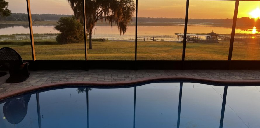 House in Keystone Heights, Florida 4 bedrooms, 384.43 sq.m. № 767815
