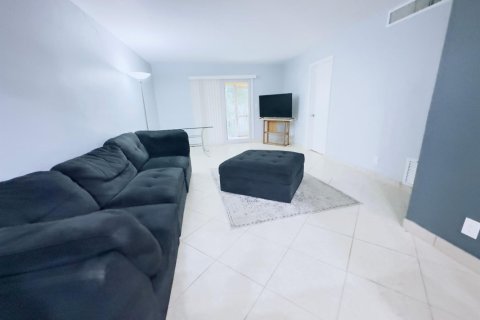 Снять в аренду кондоминиум в Помпано-Бич, Флорида 2 спальни, 87.79м2, № 935338 - фото 1