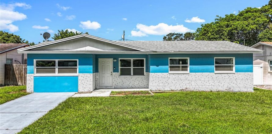 House in Saint Petersburg, Florida 3 bedrooms, 109.16 sq.m. № 1909455