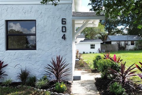 House in Dundee, Florida 5 bedrooms, 265.33 sq.m. № 2423855 - photo 3